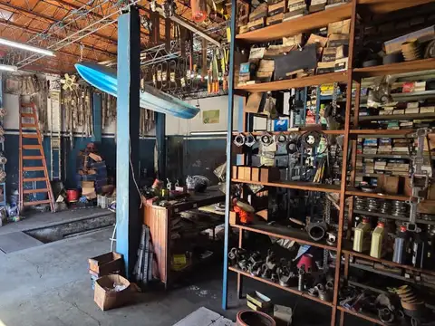 Local - Galpon Comercial en Venta sobre Av. Carlos Pellegrini