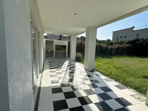 Casa en Alquiler con 1 cochera