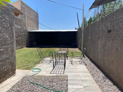 Casa en Alquiler con 2 cocheras
