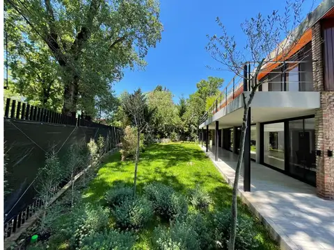 CASA EN VENTA CON RENTA EN SAN ISIDRO