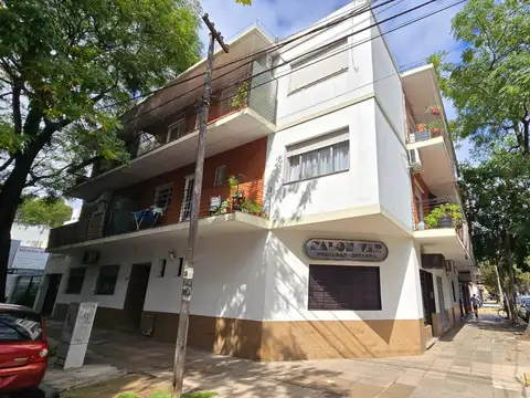 DEPARTAMENTO DE 3 AMBIENTES CON BALCON Y COCHERA EN ALQUILER. OLIVOS