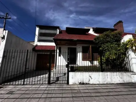 CASA PARA 2 FAMILIAS EN EXCELENTE ESTADO!!!