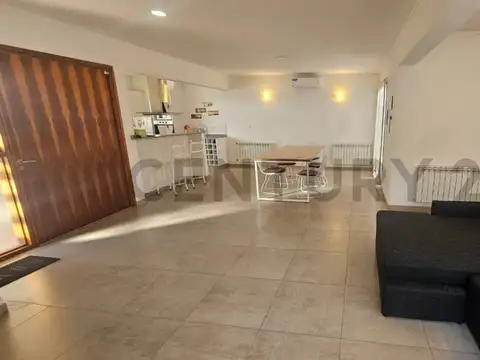 Casa 8 ambientes con 2 baños