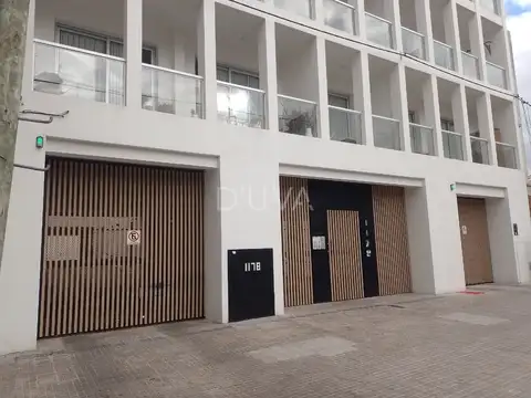 Monoambiente en primer tercer piso al frente con balcón. 