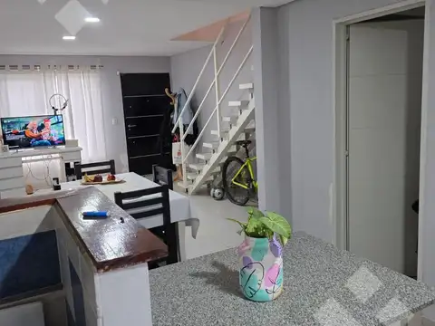 Depto Tipo Casa en Venta de 3 ambientes