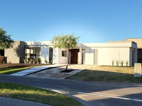 Casa con pileta en Santa Elena Pilar del Este