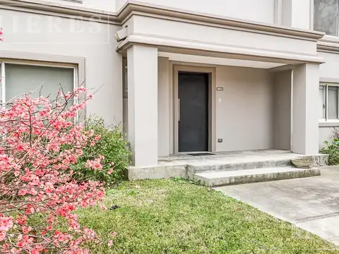 Casa 8 ambientes con 2 baños