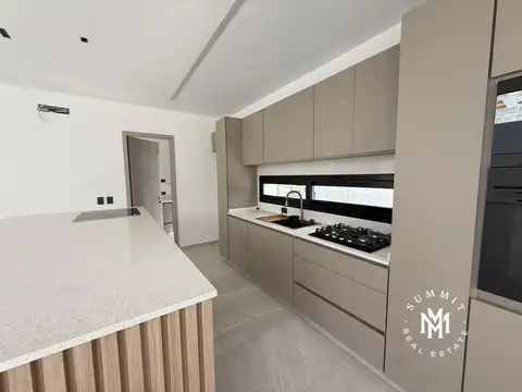 Casa 5 ambientes con 5 baños