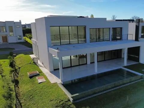 Casa en Venta con 4 cocheras