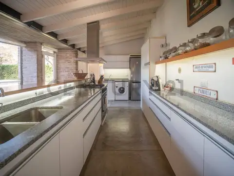 Casa en Venta con 4 cocheras