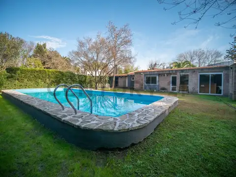 Casa en City Bell entre caminos de una sola planta
