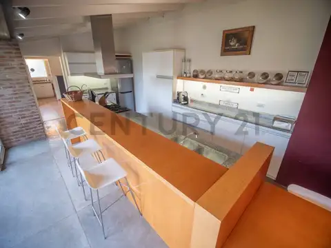 Casa en City Bell entre caminos de una sola planta