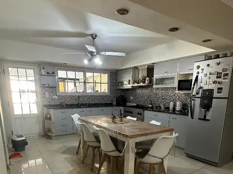 Casa 5 ambientes con 2 baños