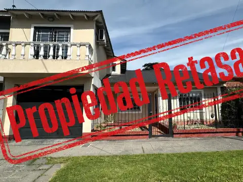 Gran Oportunidad. Casa Dos Plantas, 3 Habitaciones, 2 Baños, Garage Varios Autos, Piscina y Fondo.