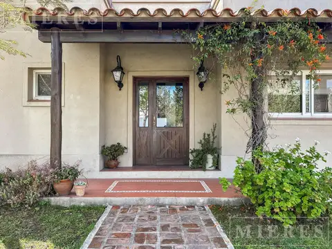 Casa 5 ambientes con 3 baños