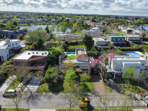 Casa en venta sobre lote interno en Santa Catalina, Villa Nueva