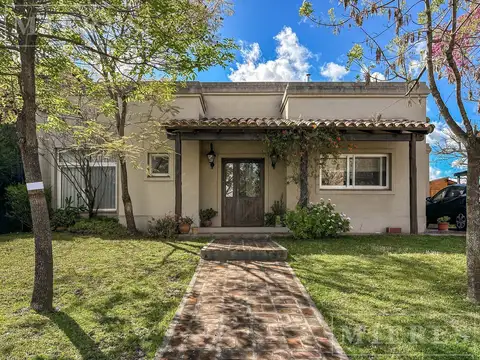 Casa en venta sobre lote interno en Santa Catalina, Villa Nueva