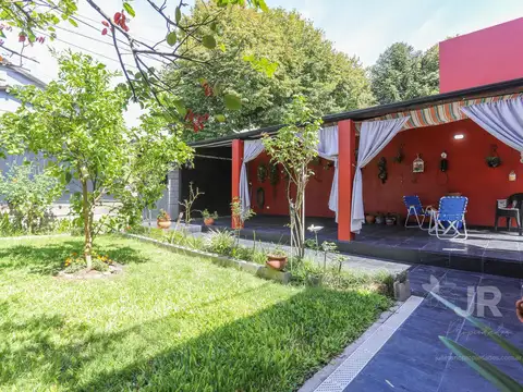Casa 4 ambientes con parque en venta en Villa Adelina
