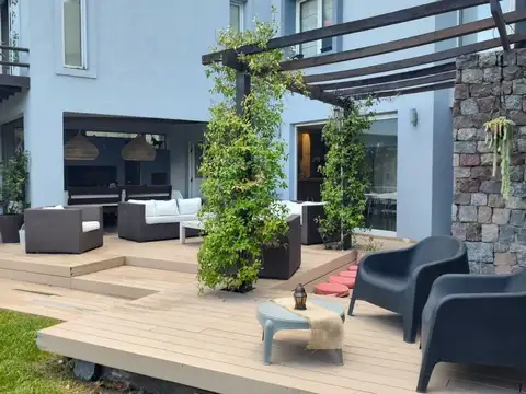 Casa 7 ambientes con 2 baños