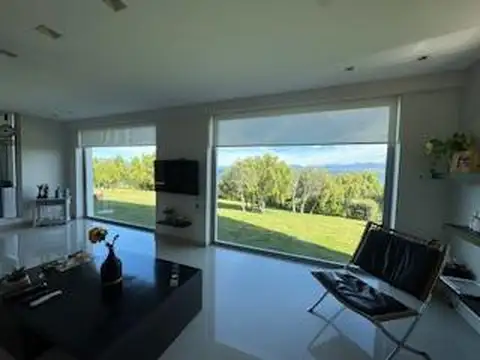 Impresionante casa, ubicada a metros del Lago Nahuel Huapi, es ideal para combinar naturaleza y lujo