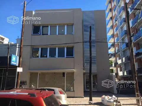 Oficinas con local comercial en venta a metros de Av. Sta. Fe Martinez