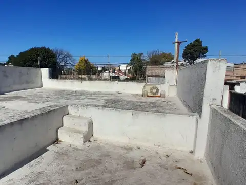 Casa al frente, apta crédito, 2 dormitorios.