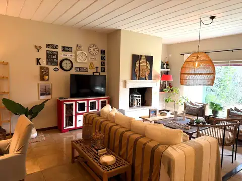 Casa 4 ambientes con 2 baños