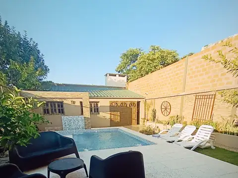 En venta hermosa casa de 2 dormitorios , completísima con pileta , zona club Patronato