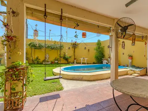 Casa en Venta con 2 cocheras