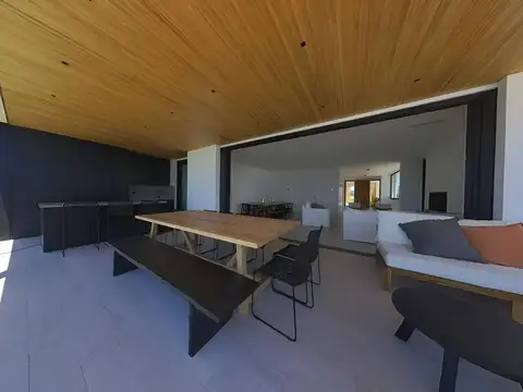 Casa en Alquiler con 3 cocheras