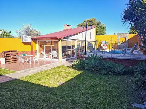 GRAN CASA CON PATIO PILETA y QUINCHO