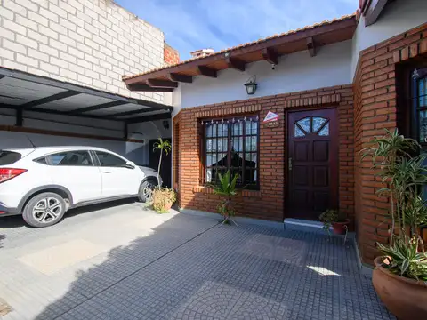 Casa en Venta con 3 cocheras