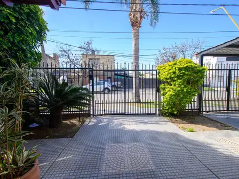Casa 7 ambientes con 2 baños