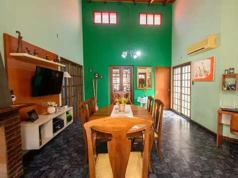 GRAN CASA CON PATIO PILETA y QUINCHO