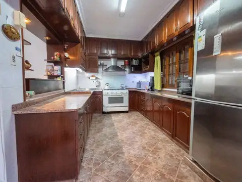 Casa en Venta con 3 cocheras