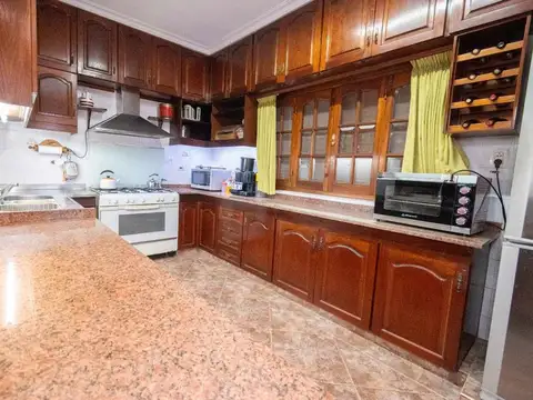 Casa 10 ambientes con 3 baños