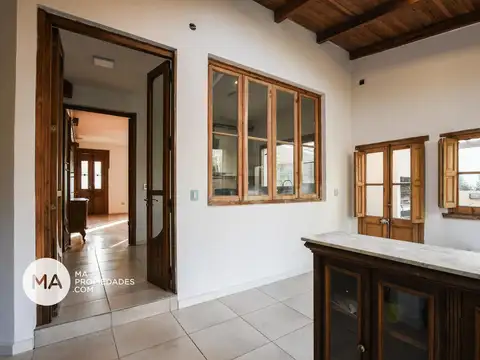 Casa en Alquiler con 2 cocheras