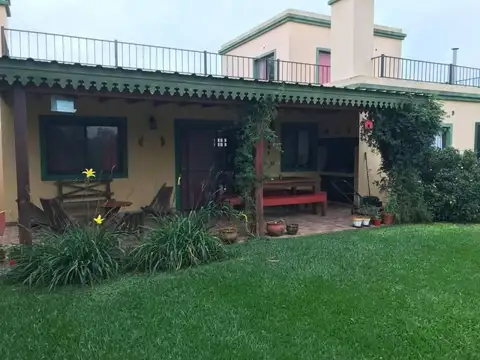 Casa en Alquiler con 3 cocheras