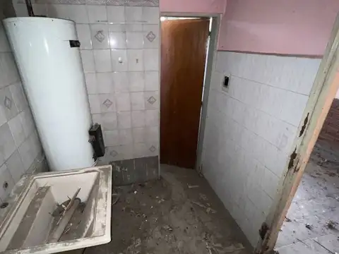 Casa 7 ambientes con 1 baño