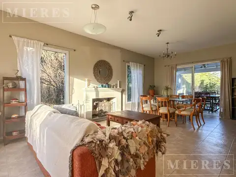 Casa 7 ambientes con 2 baños