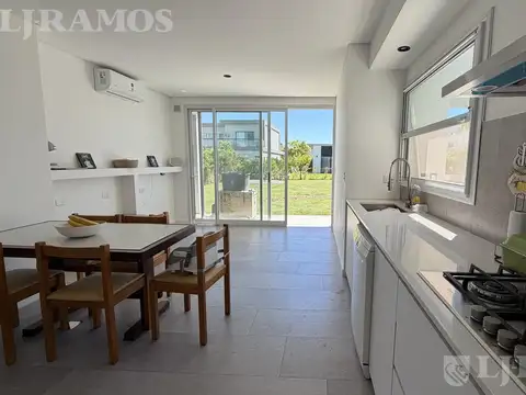 Casa 5 ambientes con 4 baños
