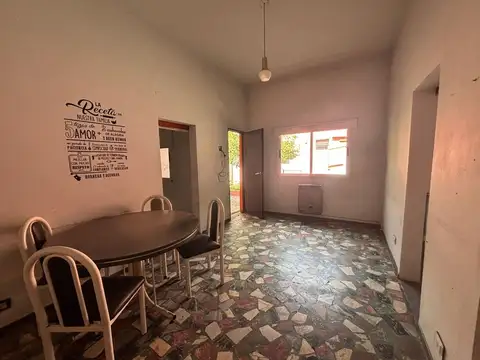Casa 4 ambientes con 2 baños