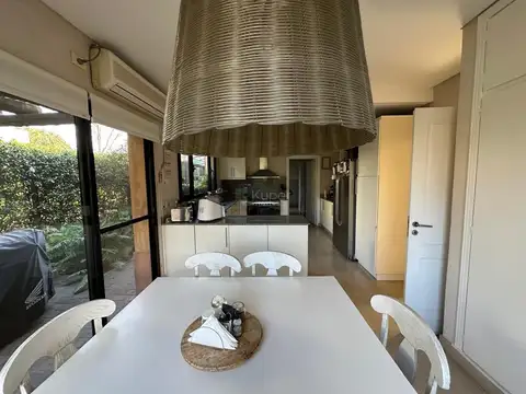 Casa en Alquiler con 1 cochera