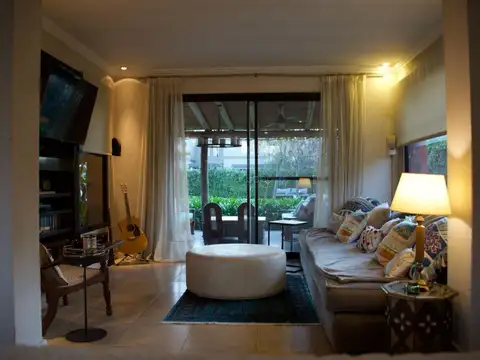Casa en Alquiler con 1 cochera
