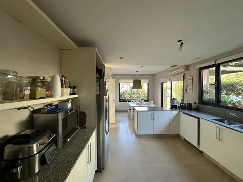 Casa 7 ambientes con 3 baños