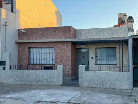 CASA RECICLADA EN VENTA! 2 DORMITORIOS, PATIO Y TERRAZA! 59.000 USD.-