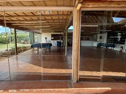 Casa de 4 dormitorios muy amplia, apta múltiples destinos.