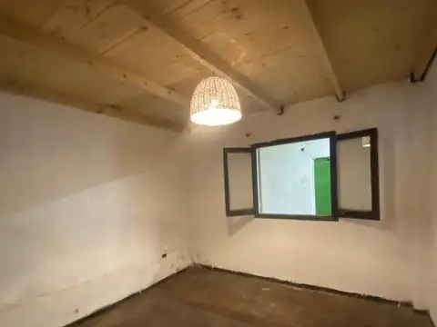 Casa 8 ambientes con 2 baños