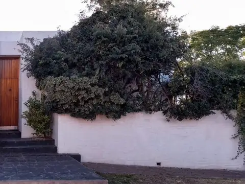 EXCELENTE CASA DE 4 DORM. PISCINA