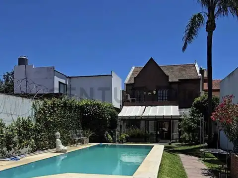 Casa en Venta con 3 cocheras